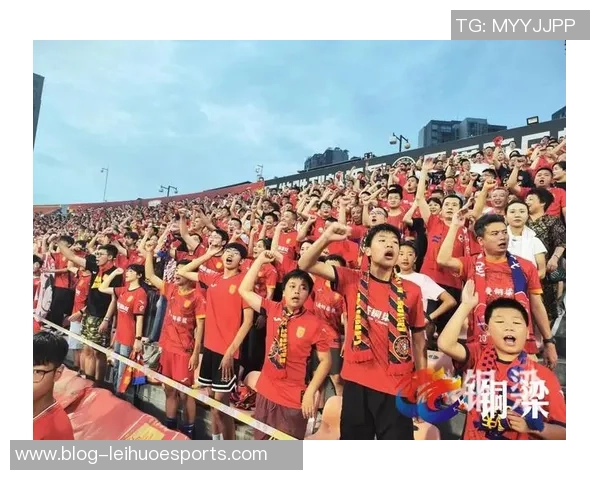 足球发飙激情四溢赛场风云再起球迷热血沸腾尽享精彩瞬间